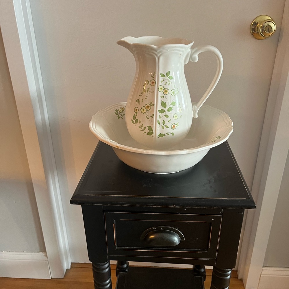 Federalist USA Pottery Pitcher and Bowl. Bowl measures aproximately 13" in diam. - Picture 4 of 13